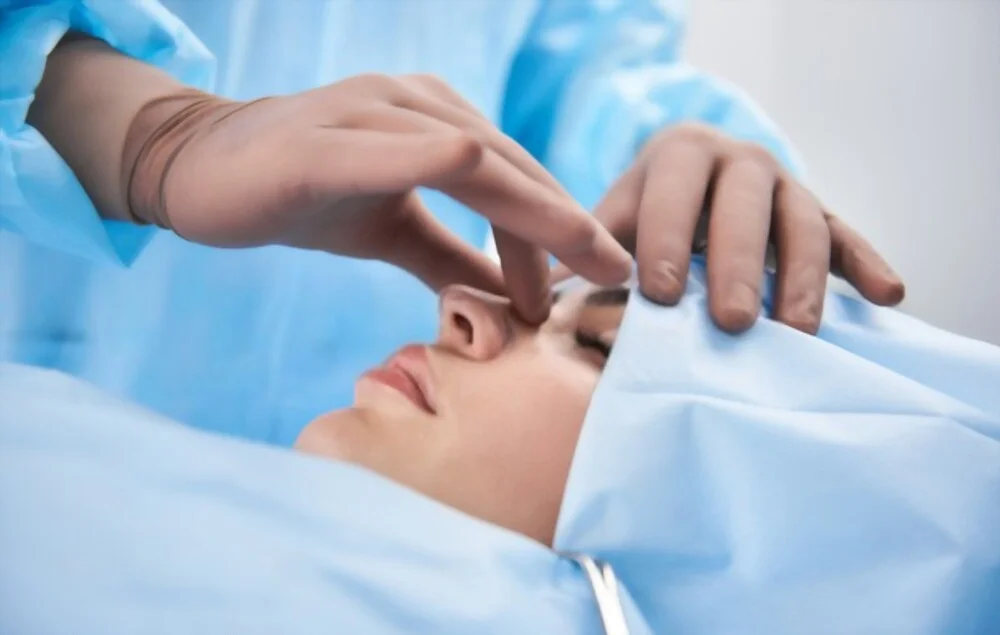Rhinoplastie médicale : ce qu’il faut savoir avant une opération non chirurgicale du nez