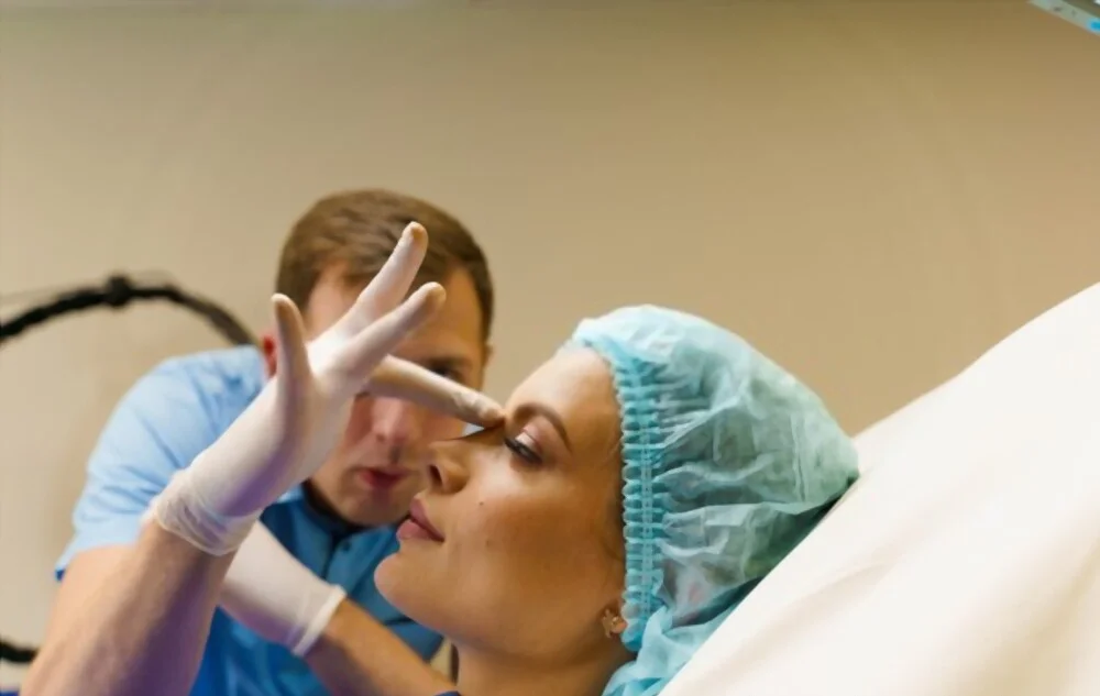 Rhinoplastie : 10 éléments essentiels avant l’opération